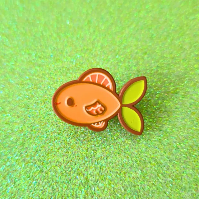 Appleminte Yuzu Fish emaljepin 25 mm guld mini