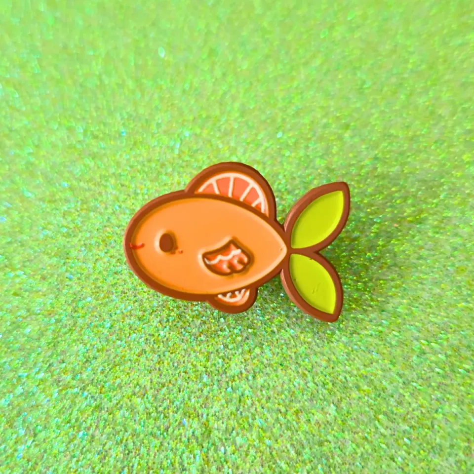 Appleminte Yuzu Fish emaljepin 25 mm guld mini