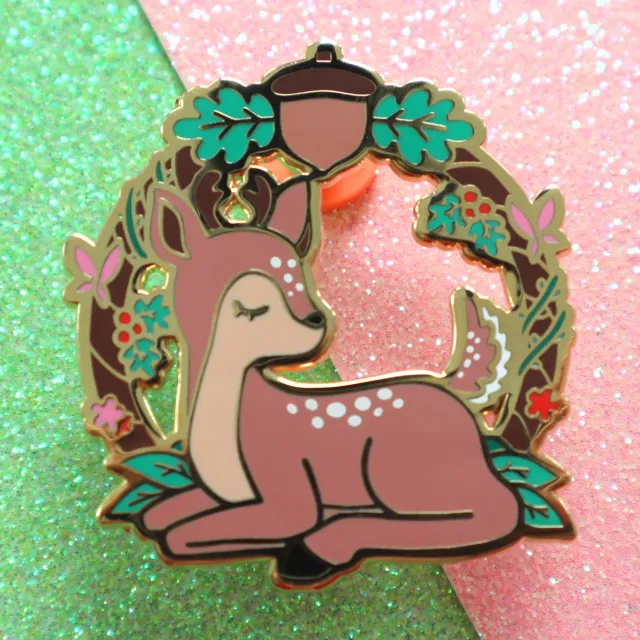 Appleminte Woodland Deer emaljepin 44 mm guld hjort