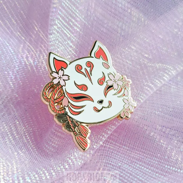 Hopyrion Kitsune emaljepin rød 4 cm