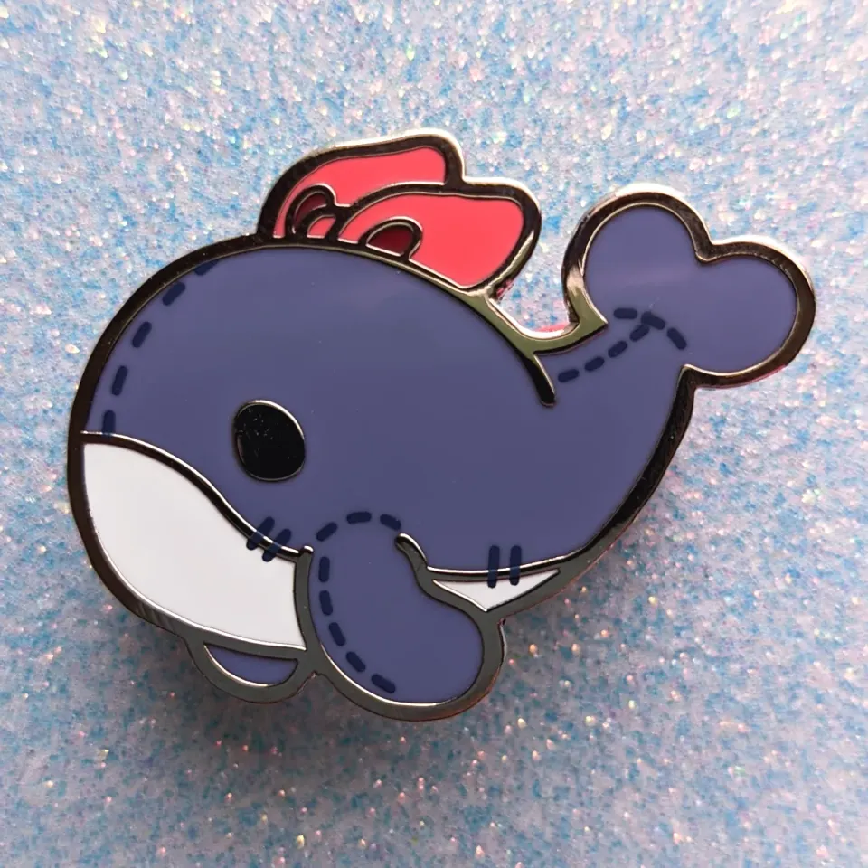 Appleminte Plush Whale emaljepin hval 38mm sølv