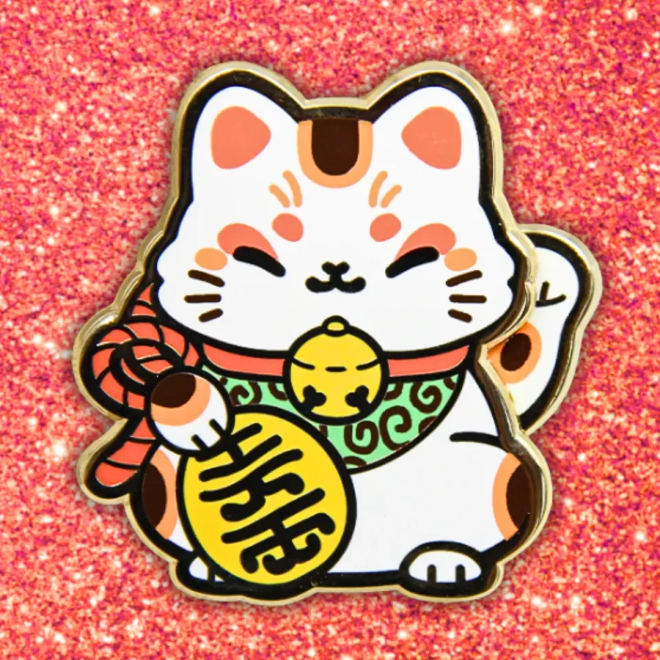 Appleminte Maneki Neko Waving emaljepin guld vinkearm