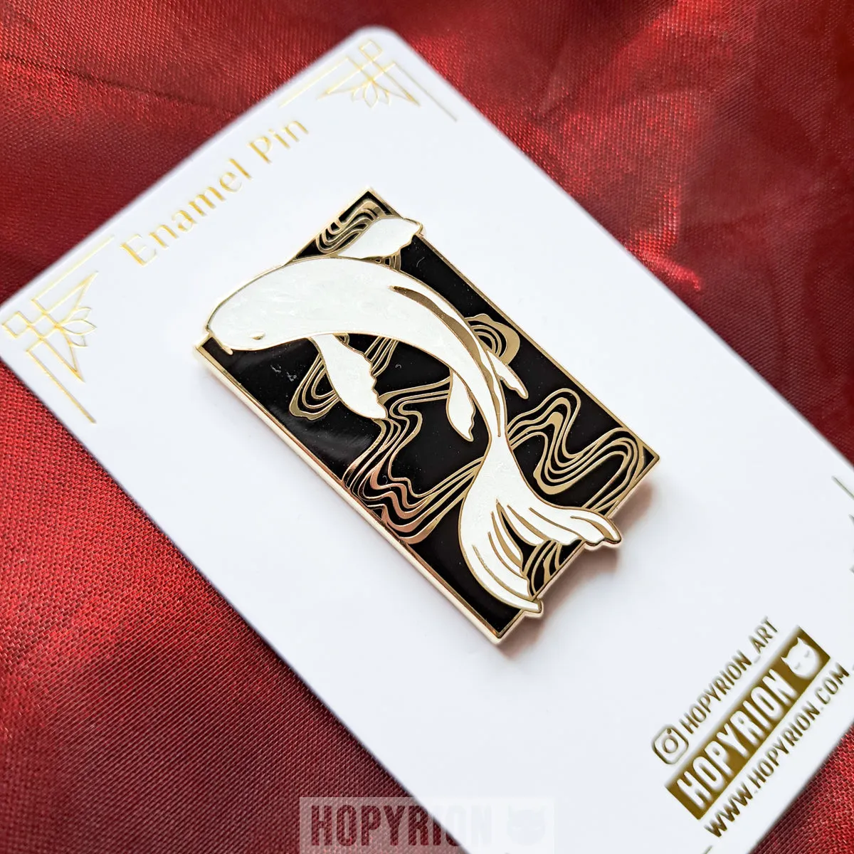 Hopyrion Koi Flow emaljepin guld 4 cm