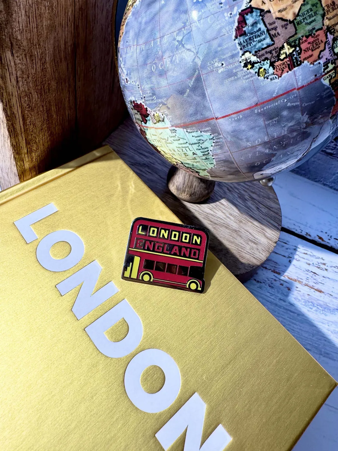 Vagabond Heart London pin hård emalje busmotiv
