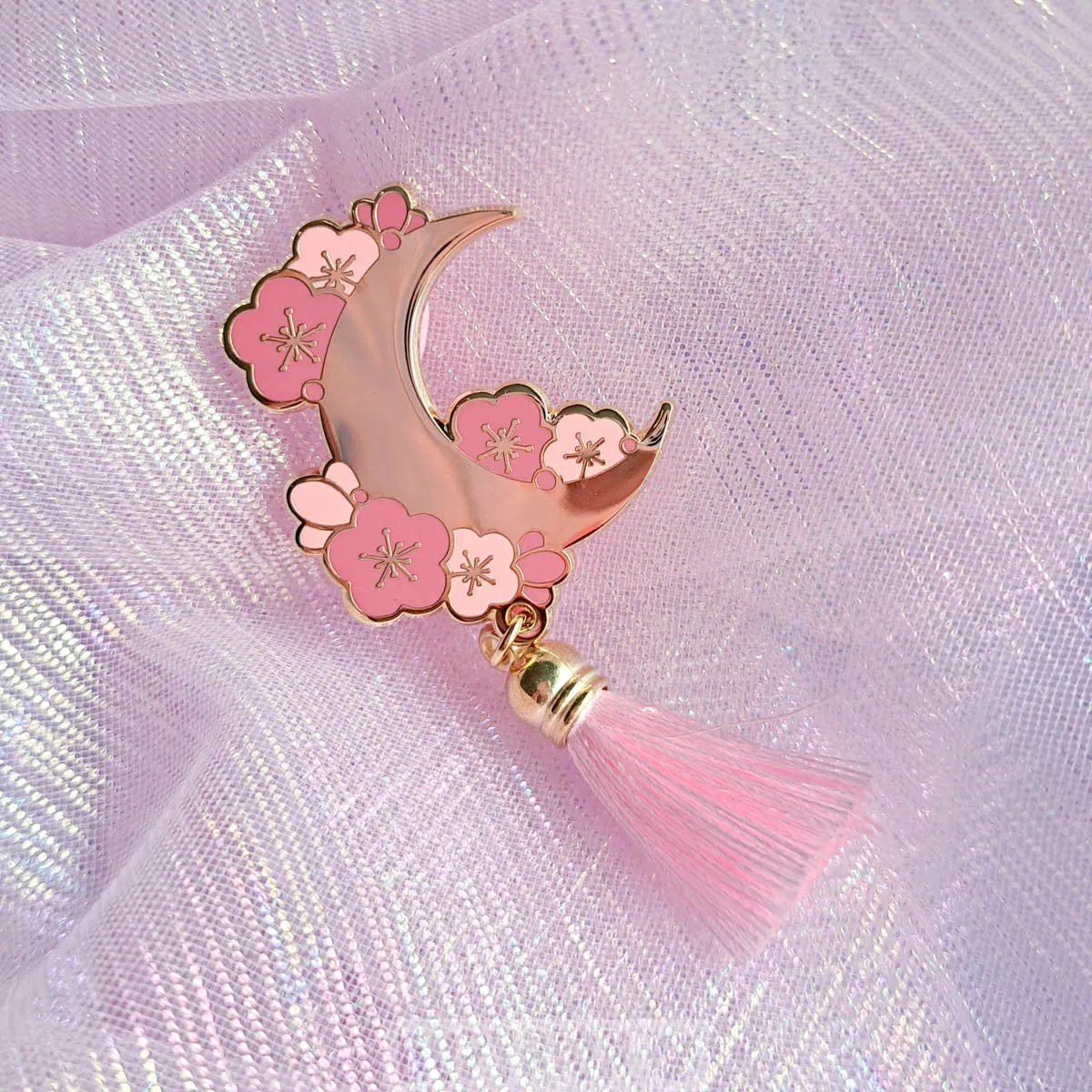 Hopyrion Moon Blossom emaljepin 4 cm guld