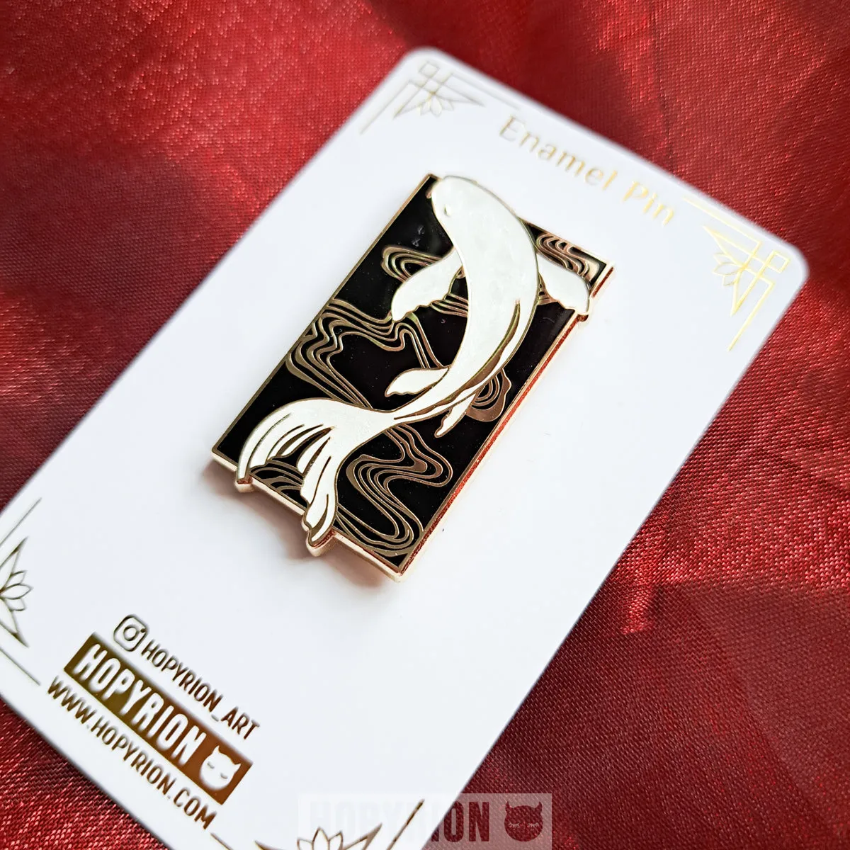 Hopyrion Koi Flow emaljepin guld 4 cm