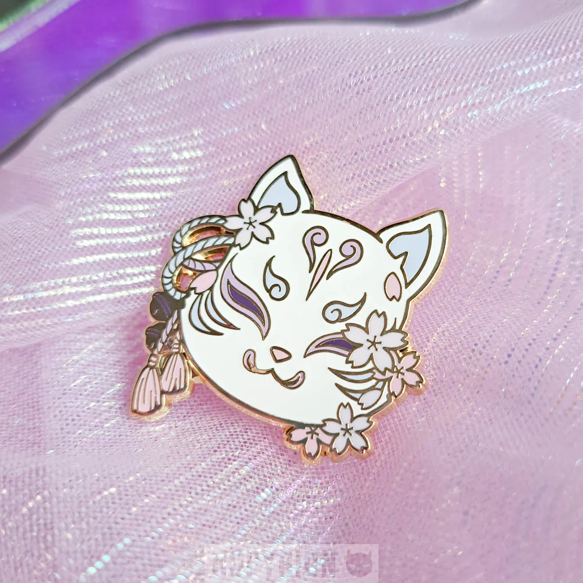 Hopyrion Kitsune emaljepin rød 4 cm