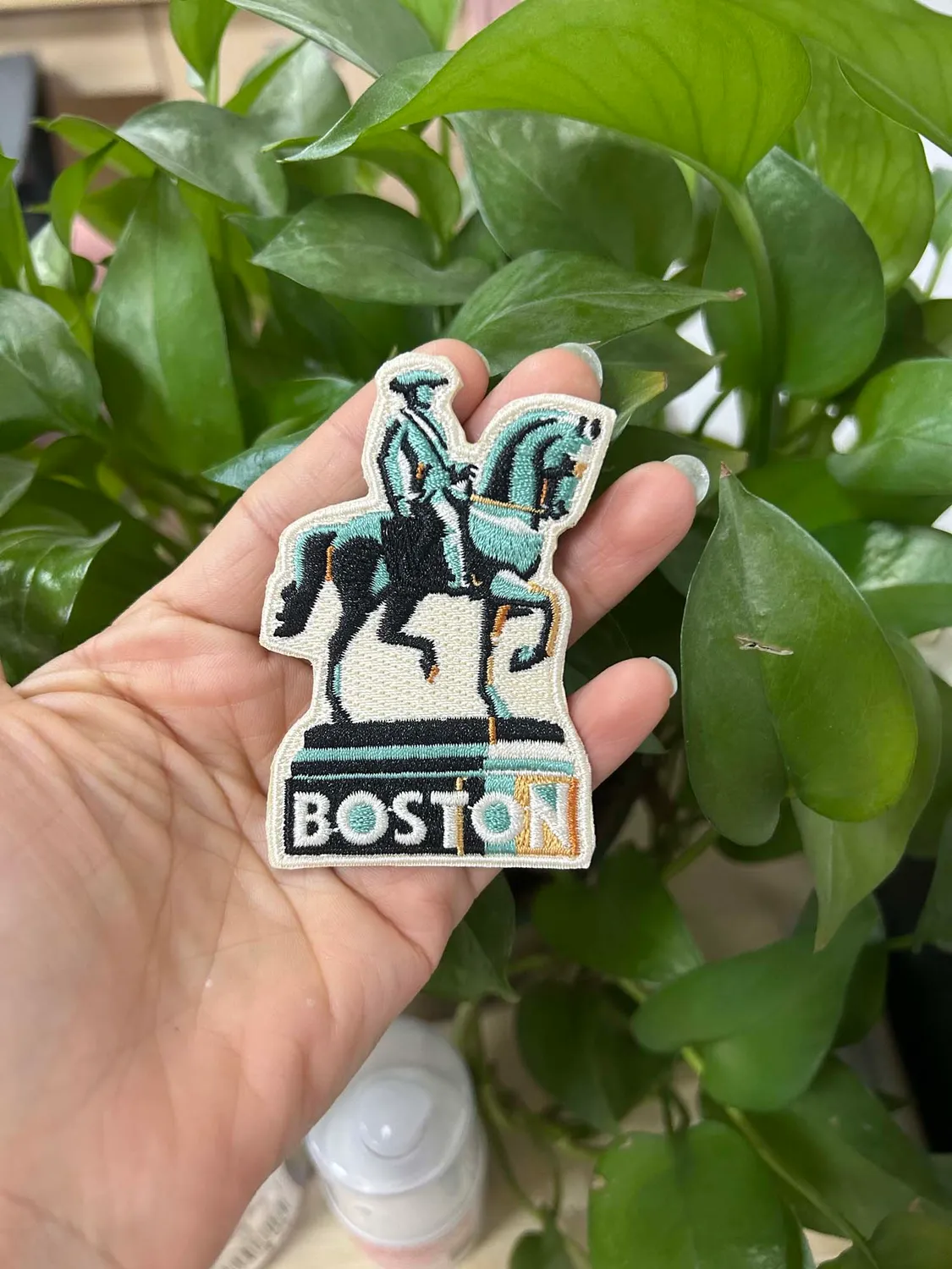 Vagabond Heart Boston strygemærke 76x51 mm bymotiv