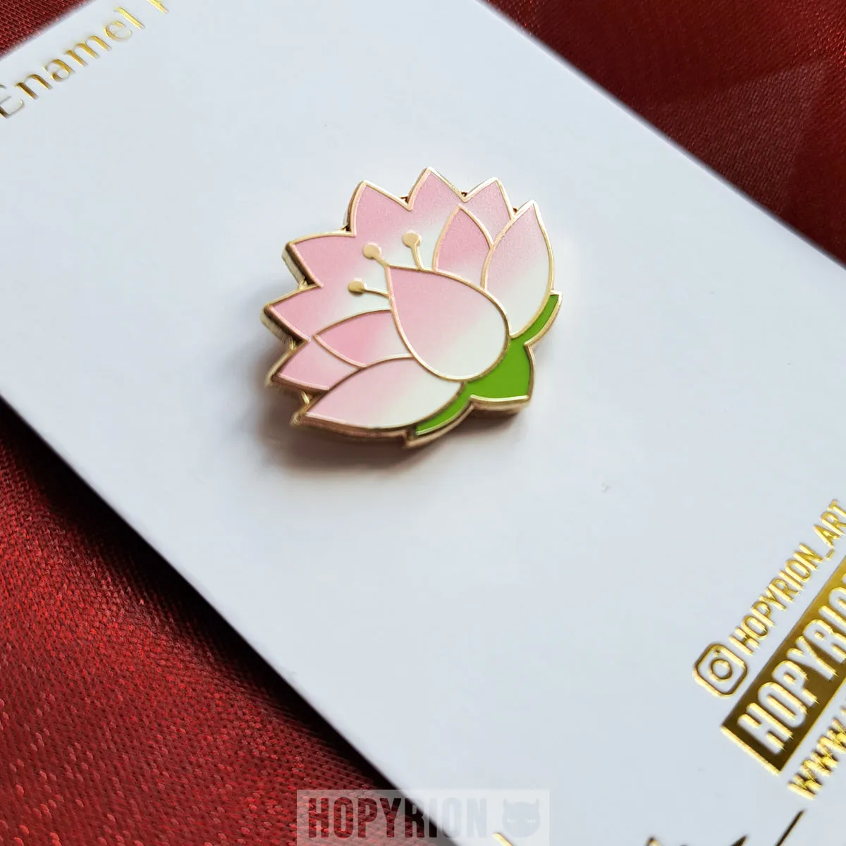Hopyrion Ren Lotus emaljepin 2 cm guld