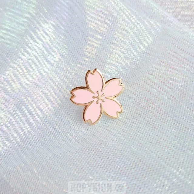Hopyrion Sakura Small emaljepin 2 cm guld