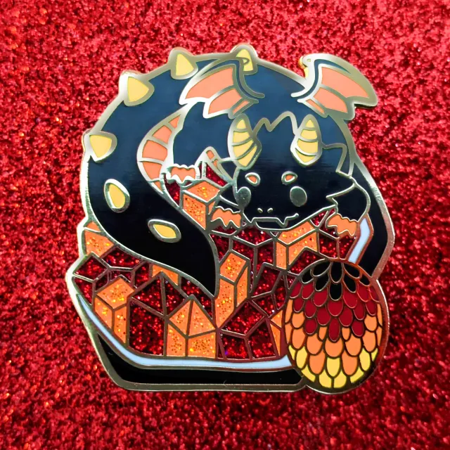 Appleminte Geode Dragon emaljepin guld 38 mm