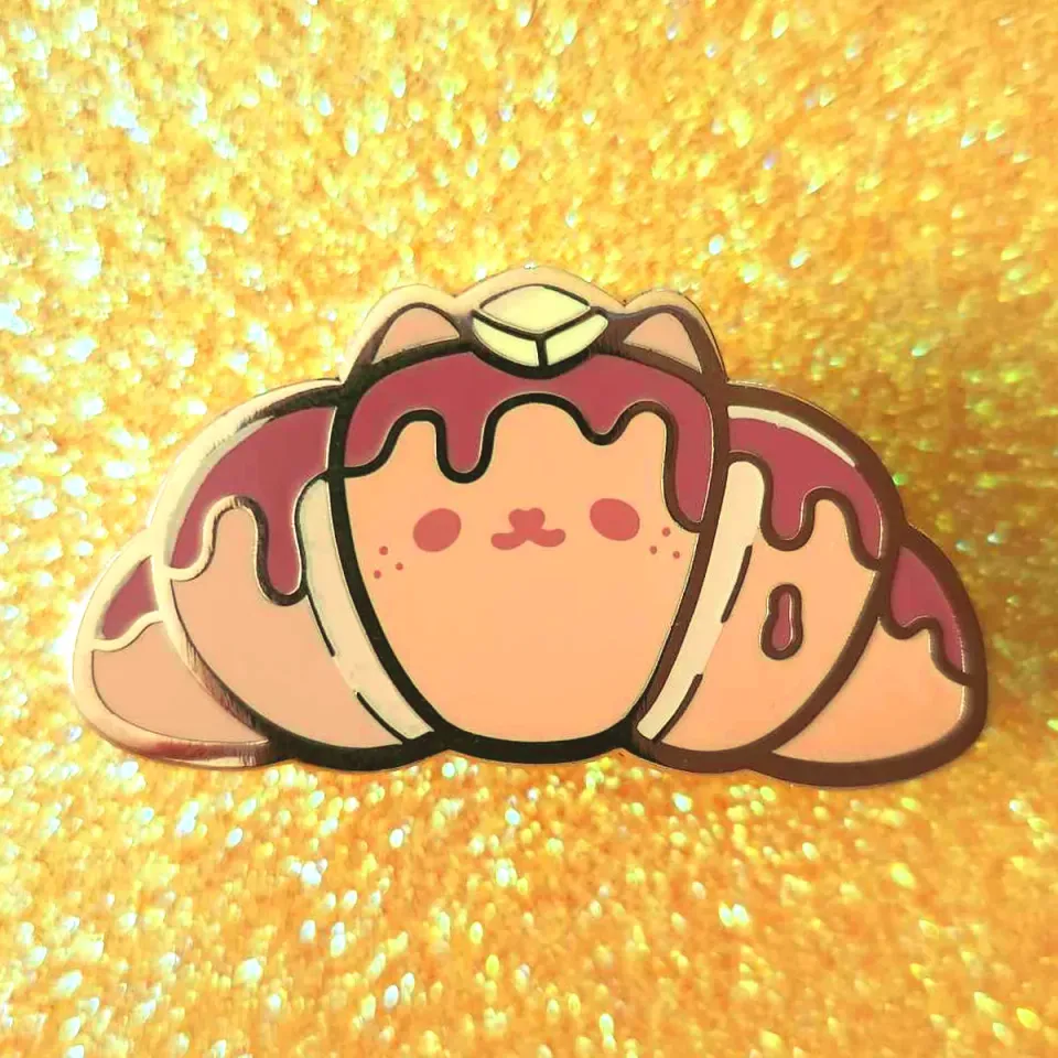 Appleminte Kitty Croissant pin emaljepin 38 mm sort