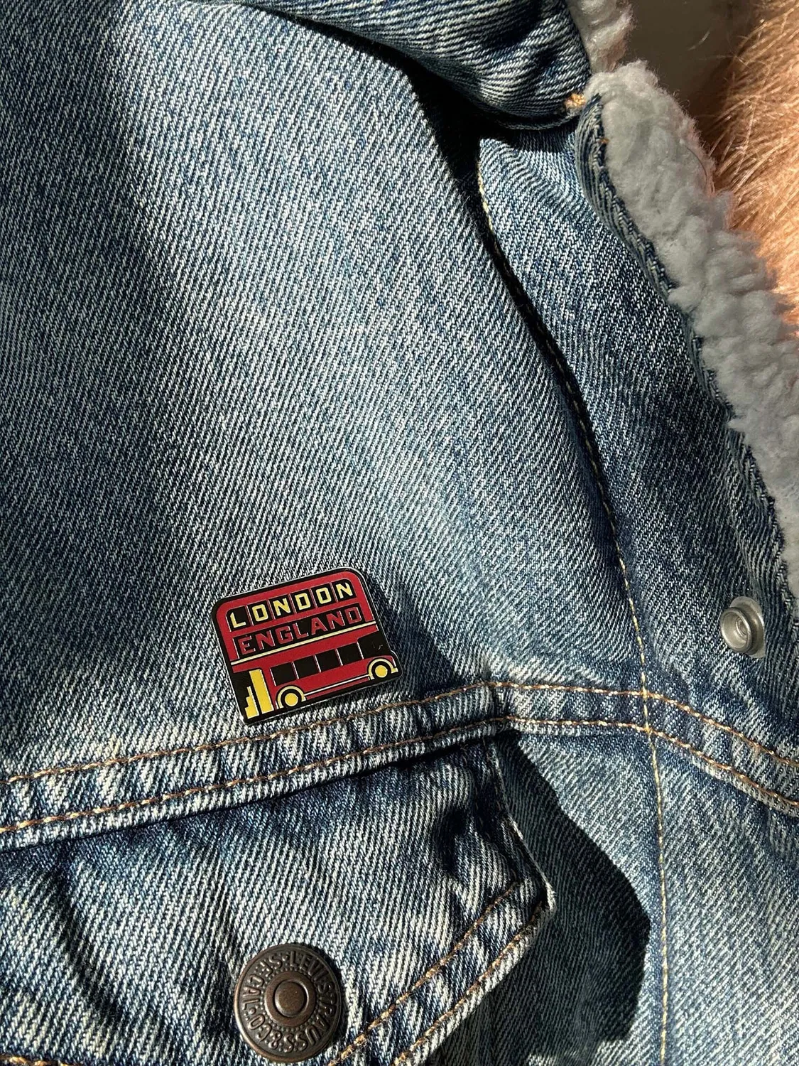 Vagabond Heart London pin hård emalje busmotiv