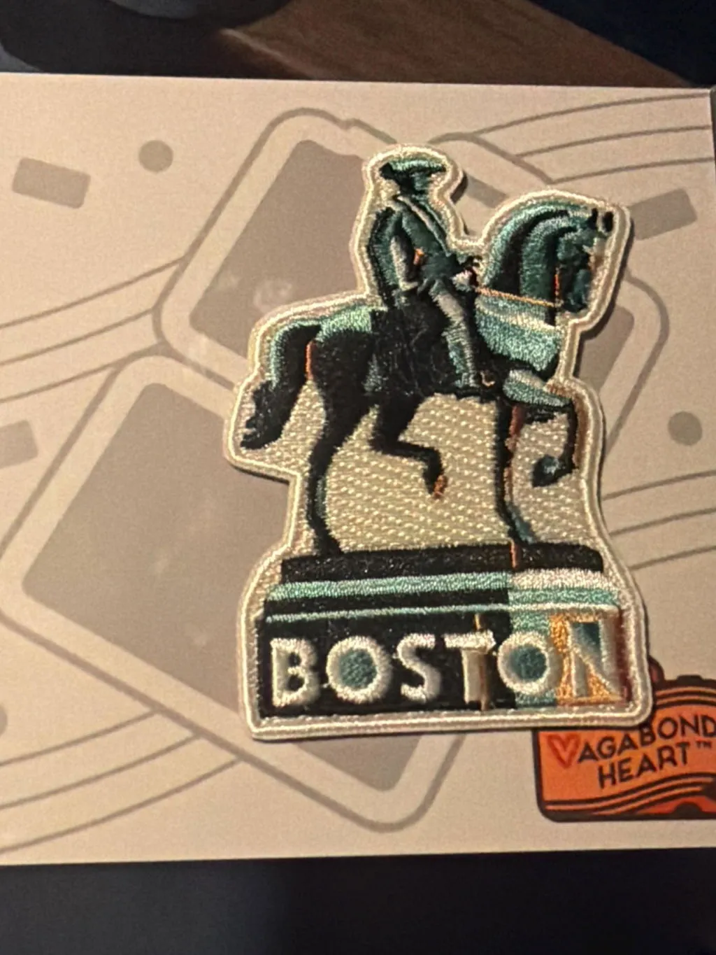 Vagabond Heart Boston strygemærke 76x51 mm bymotiv