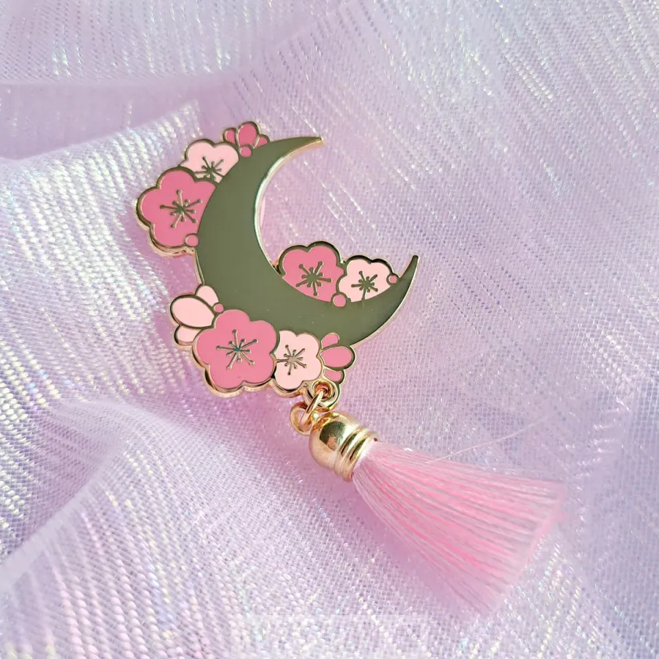 Hopyrion Moon Blossom emaljepin 4 cm guld