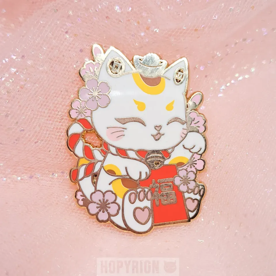 Hopyrion Lucky Cat emaljepin 4 cm guld