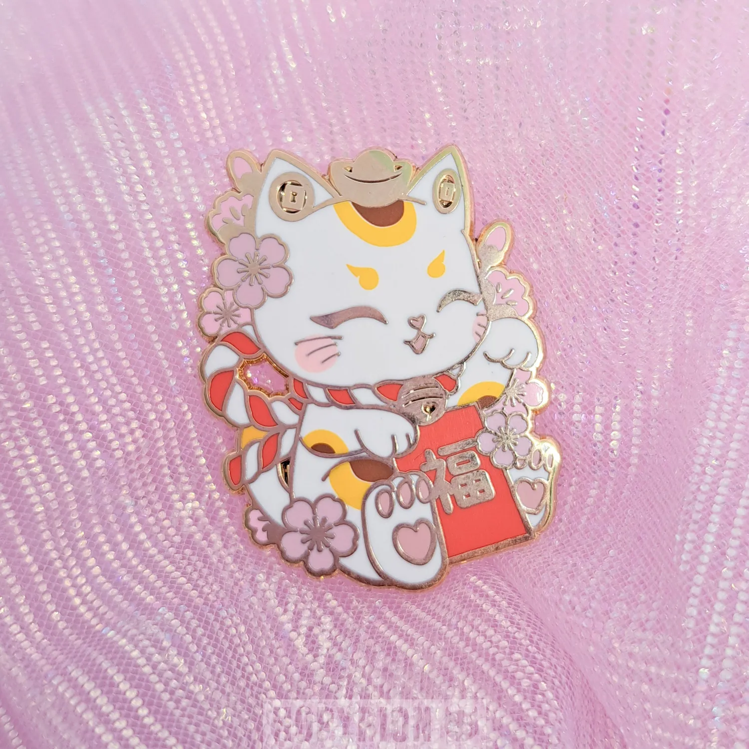 Hopyrion Lucky Cat emaljepin 4 cm guld