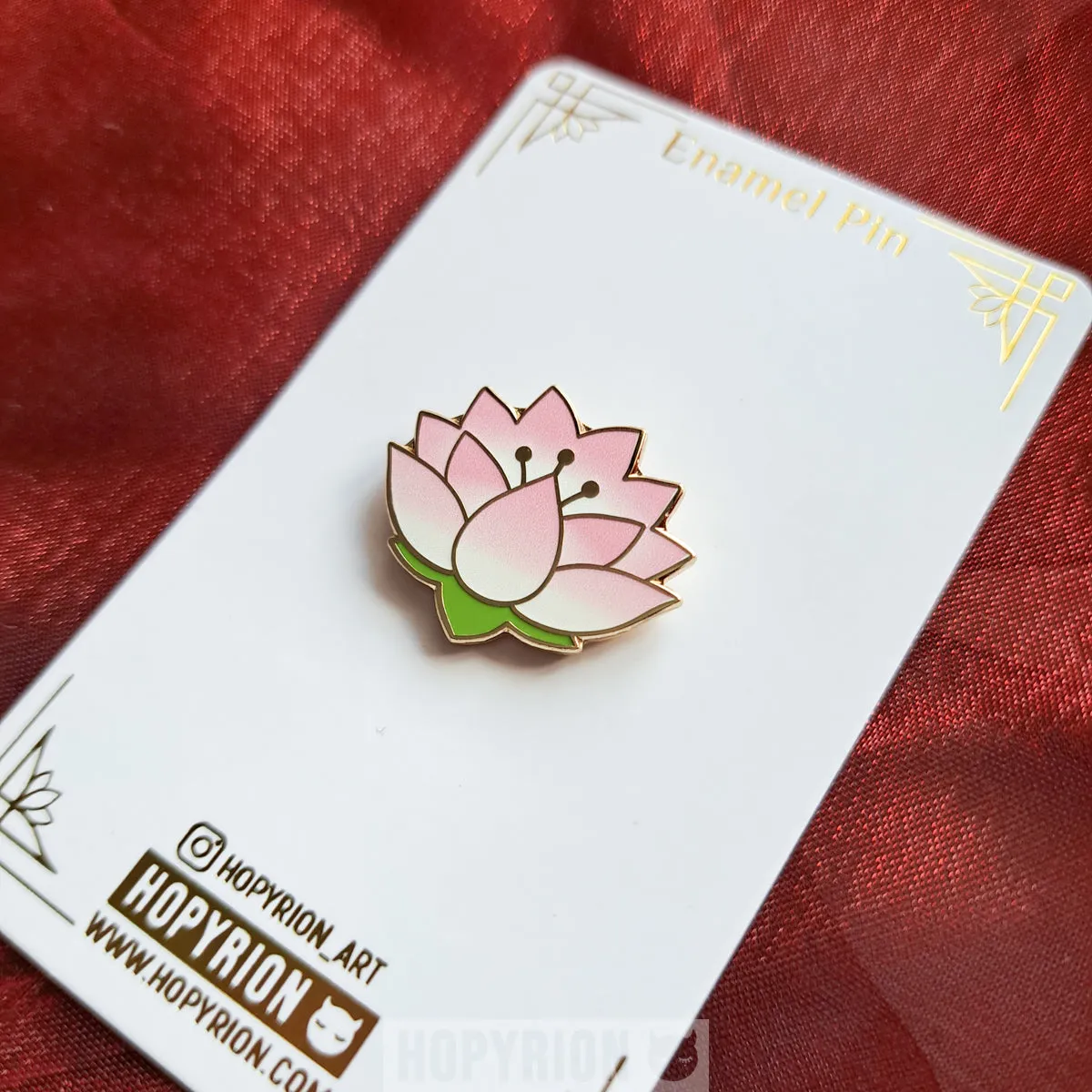 Hopyrion Ren Lotus emaljepin 2 cm guld