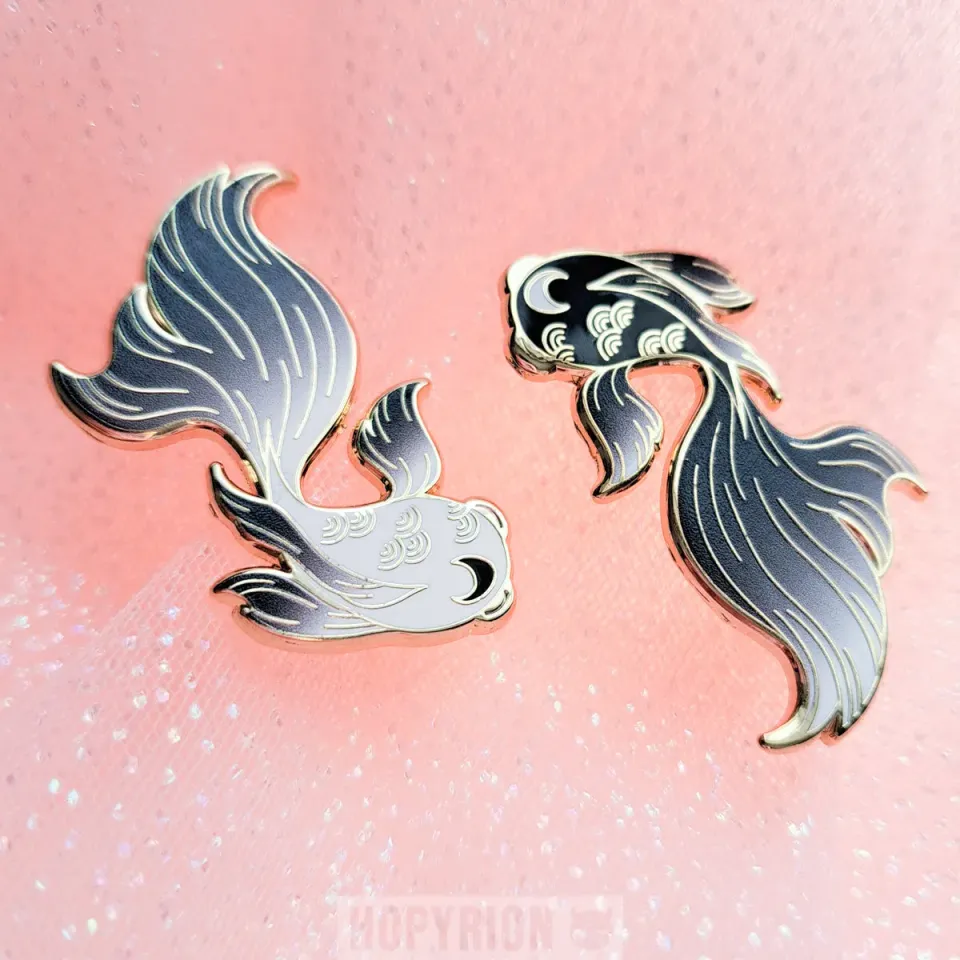 Hopyrion Gold Fish Pair emalje pin 5 cm guld