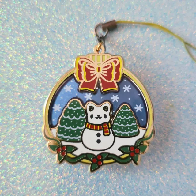 Appleminte Snowglobe Ornament emaljepin guld 38 mm