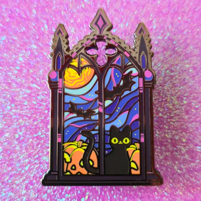 Appleminte Spooky Stained Glass emaljepin 4,4 cm sort