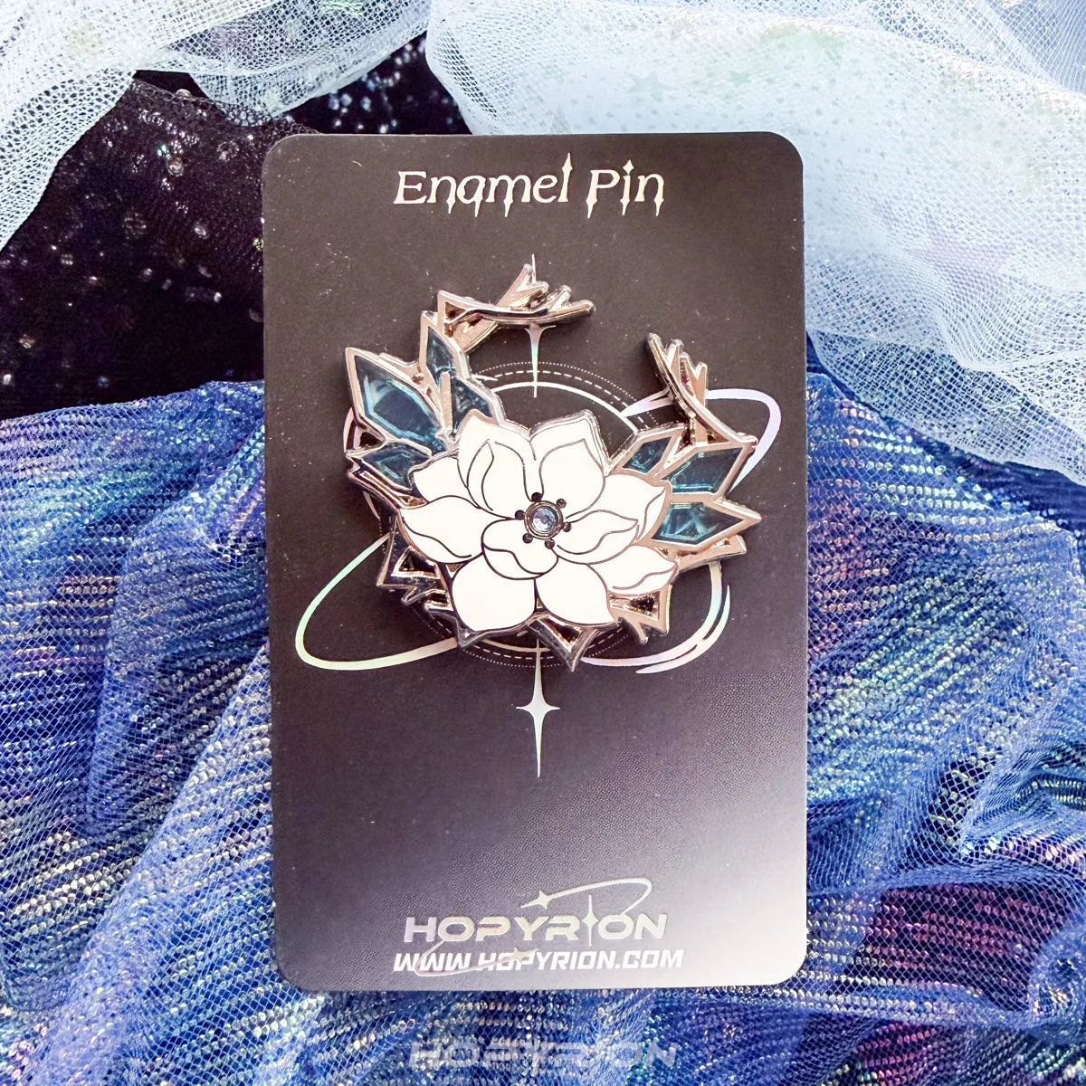 Hopyrion Frozen Jasmine emaljepin 3 cm nikkel