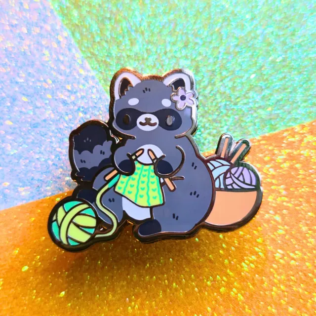 Appleminte Knitting Raccoon pin hård emalje sort