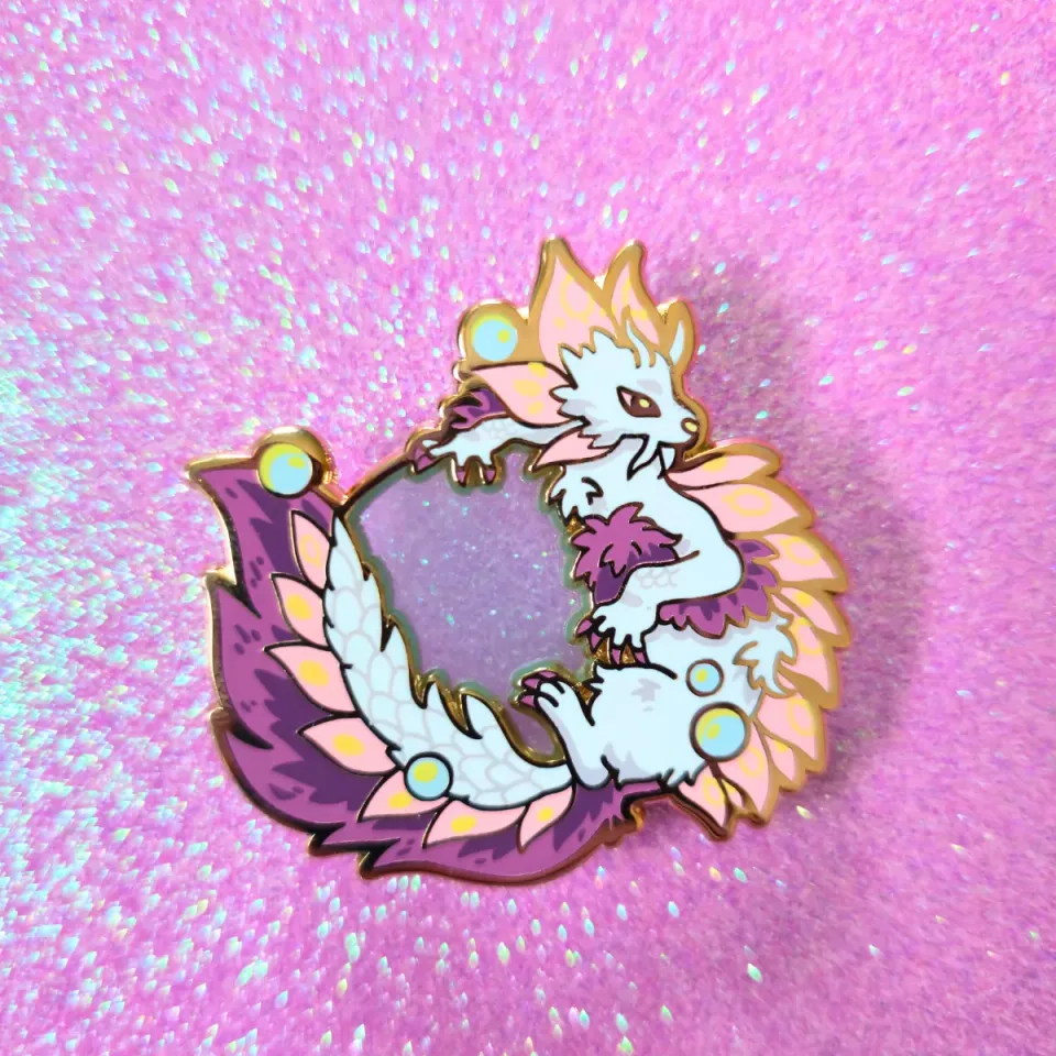 Appleminte Mizutsune emaljepin 44 mm guld transparent