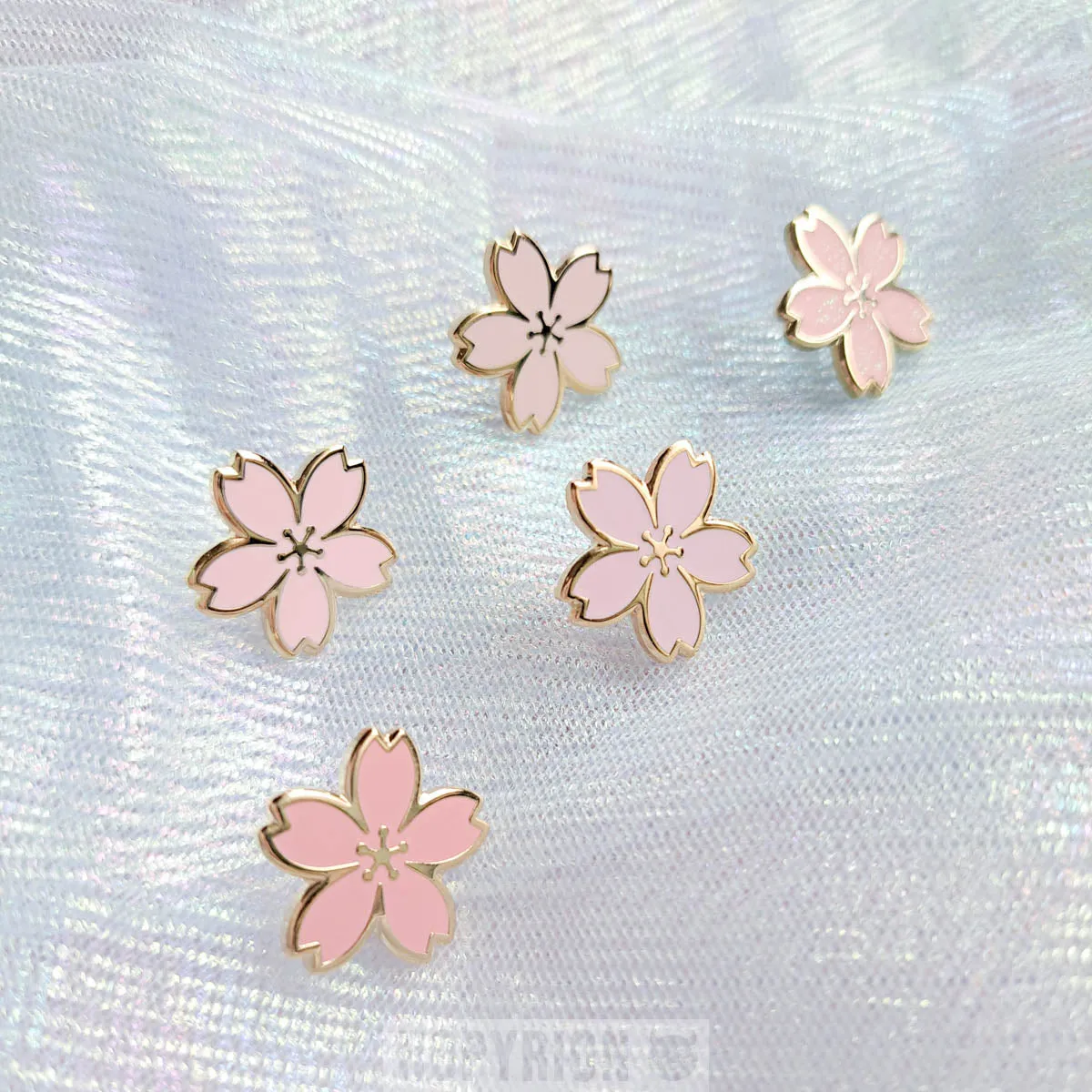 Hopyrion Sakura Small emaljepin 2 cm guld