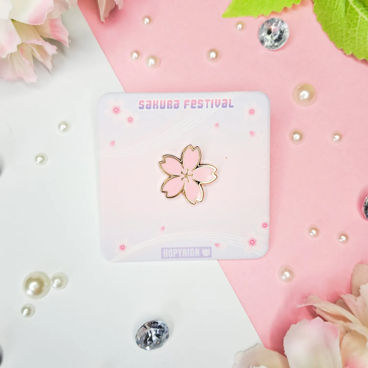 Hopyrion Sakura Small emaljepin 2 cm guld