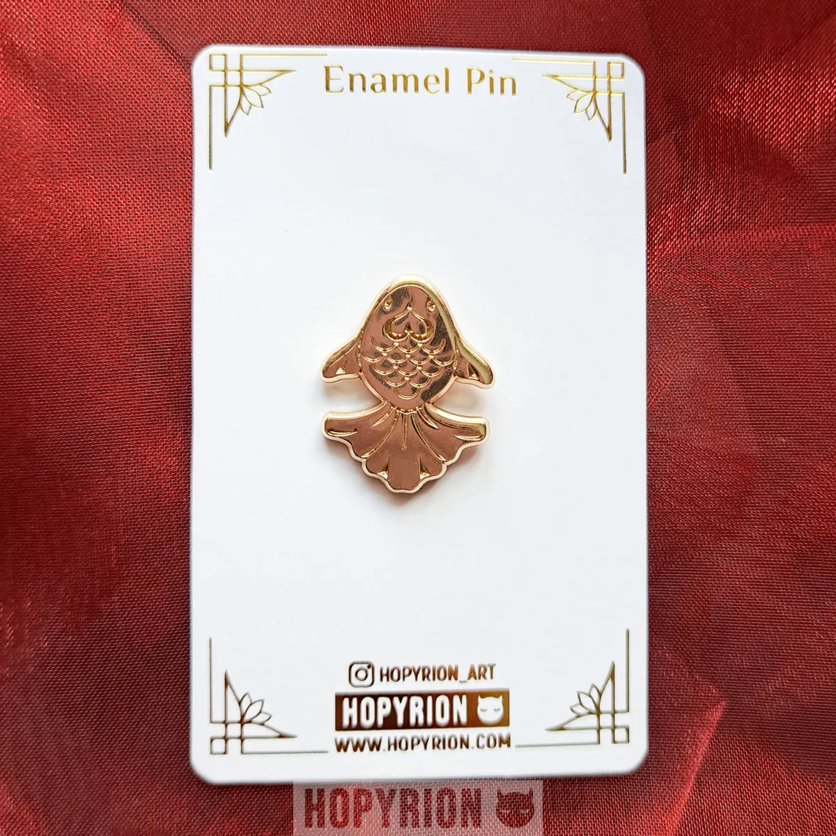 Hopyrion Baby Fish emaljepin 2 cm guld orange