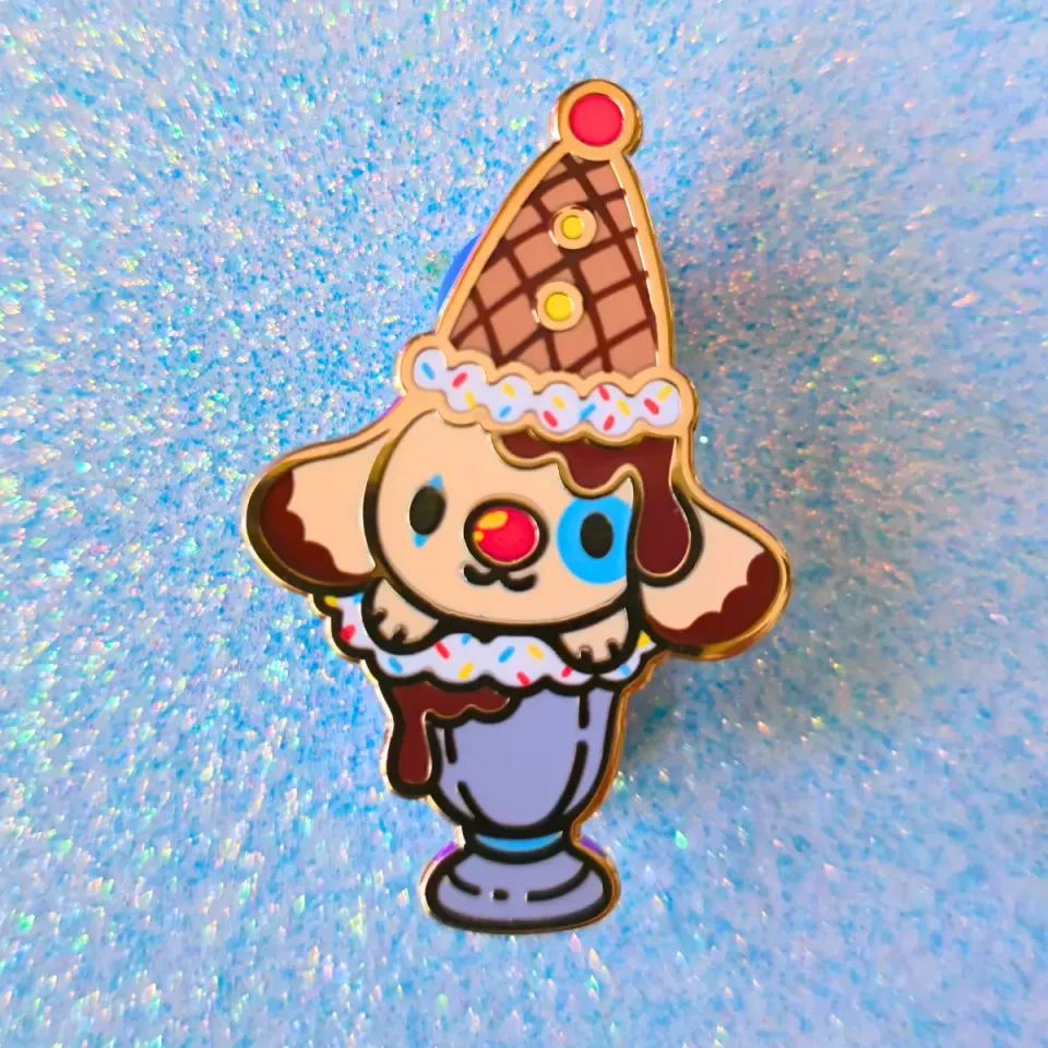 Appleminte Clown Pup Sundae emaljepin guld 38 mm