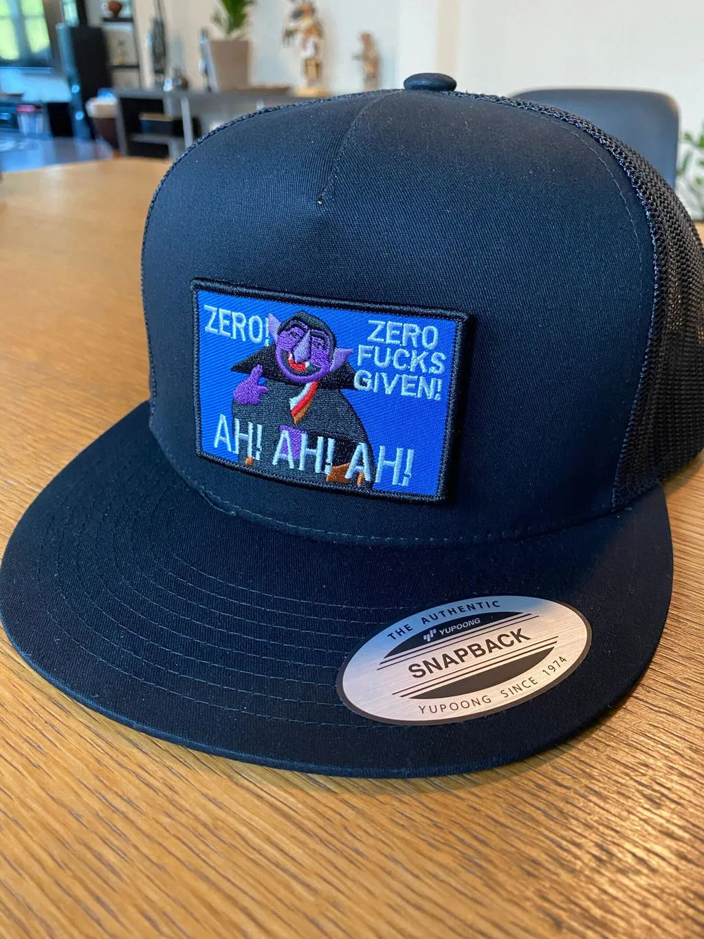 Pull Patch Trucker Flat Bill snapback kasket sort hvid