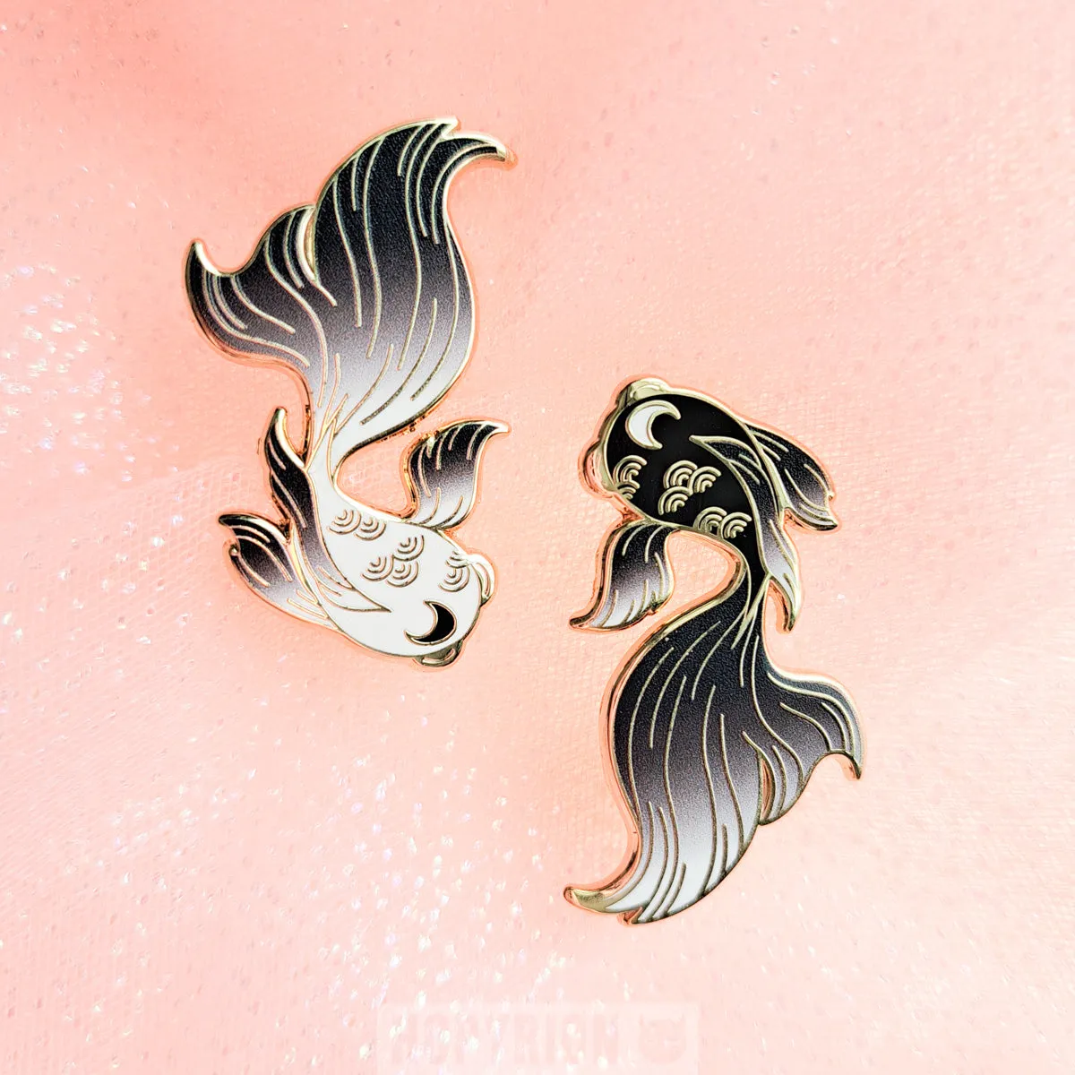 Hopyrion Gold Fish Pair emalje pin 5 cm guld