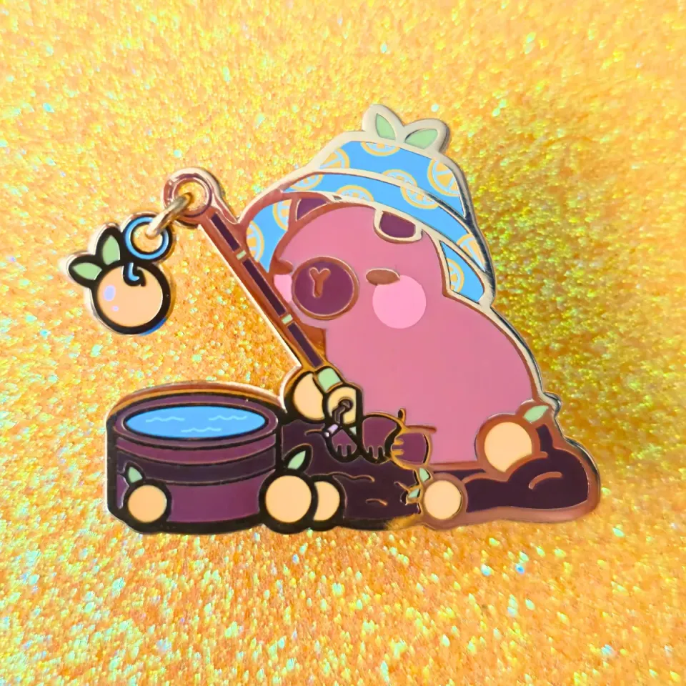 Appleminte Fishing Capybara Dangling emaljepin guld