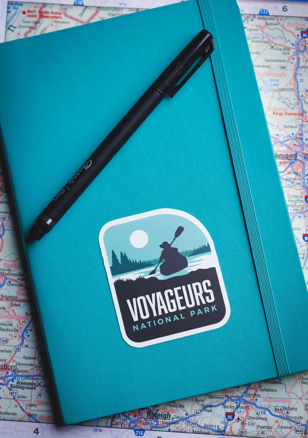 Vagabond Heart Voyageurs klistermærke 7 cm mat